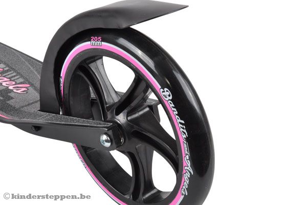 205 mm PU wielen met voetrem op het achterwiel.