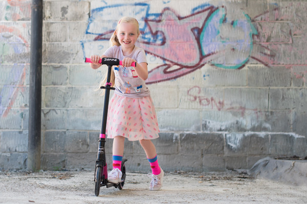 Sanne met de optionele kinbeschermer.
