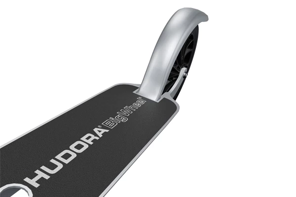 Voorzien van een voetrem