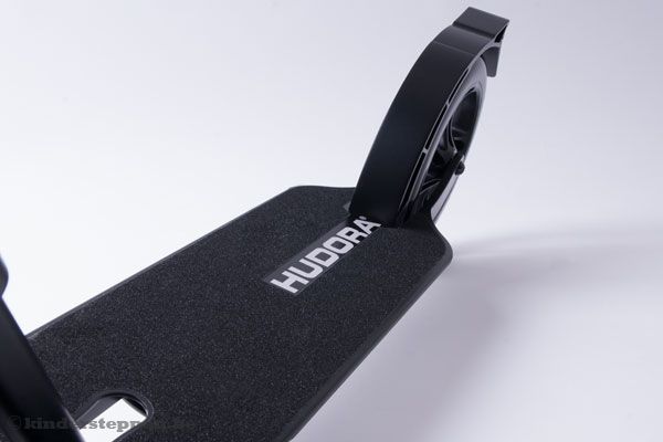 Met voetrem op het achterwiel.