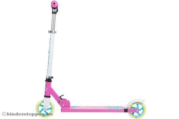 Met voetrem op het achterwiel.