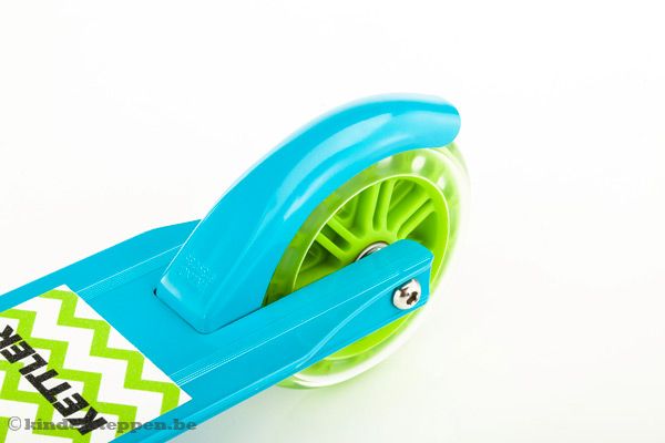 Voorzien van voetrem.