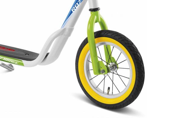 Met luchtbanden en spaakvelgen.