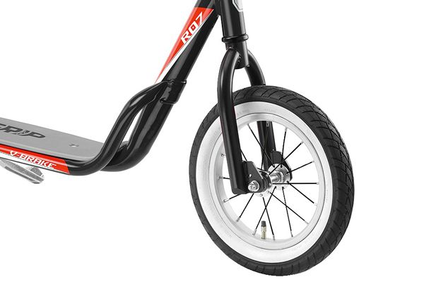 Met luchtbanden en spaakvelgen.