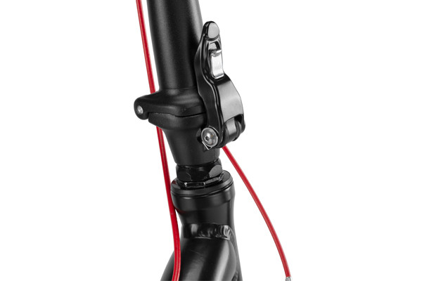 In hoogte verstelbaar stuur (94-100 cm).