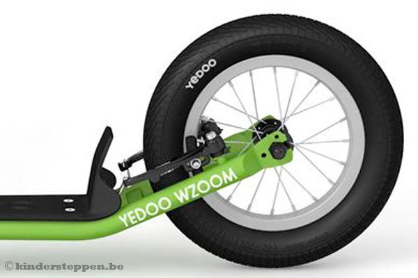 Voorwiel is 16 inch, achterwiel is 12 inch.