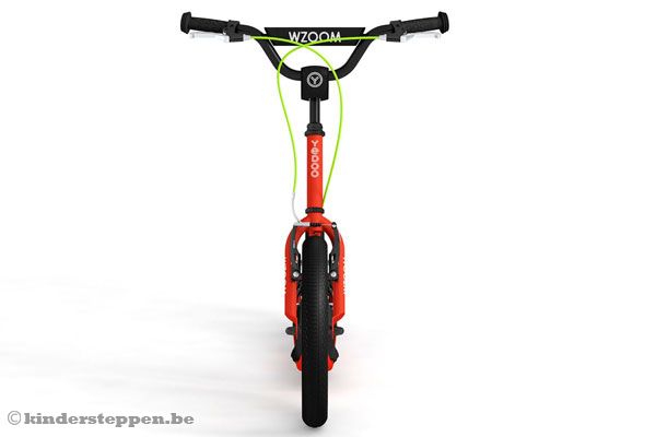 Het voorste wiel is 16 inch en het achterste wiel is 12 inch.