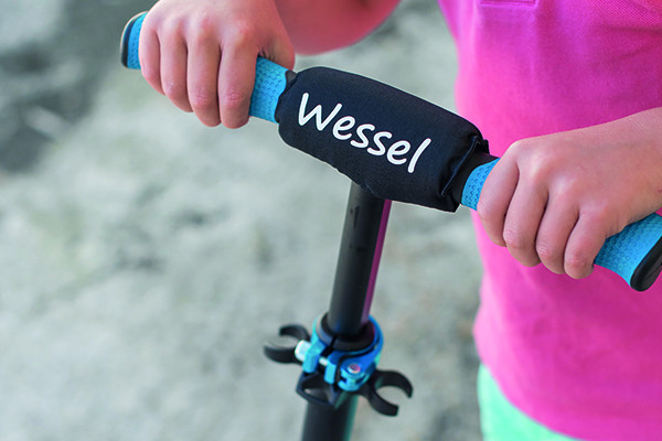 Wordt vastgemaakt met klitteband.